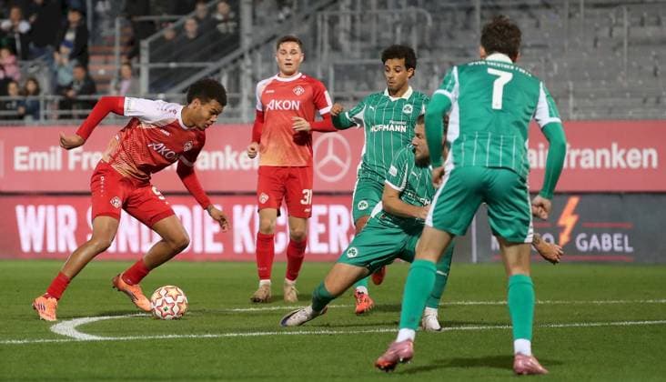 17 10 2025, xfsx, Men, Soccer, Season 2025 2026, Regionalliga Bayern, 14 Matchday FC Wuerzburger Kickers SpVgg Greuther Fuerth II v li Jermain Nischalke FC Wuerzburger Kickers , Tim Kraus FC Wuerzburger Kickers , Lucas Torres Farias SpVgg Greuther Fuerth II , Yannick Scholz SpVgg Greuther Fuerth II , Marlon Fries SpVgg Greuther Fuerth II Wuerzburg AKON ARENA Bayern Germany