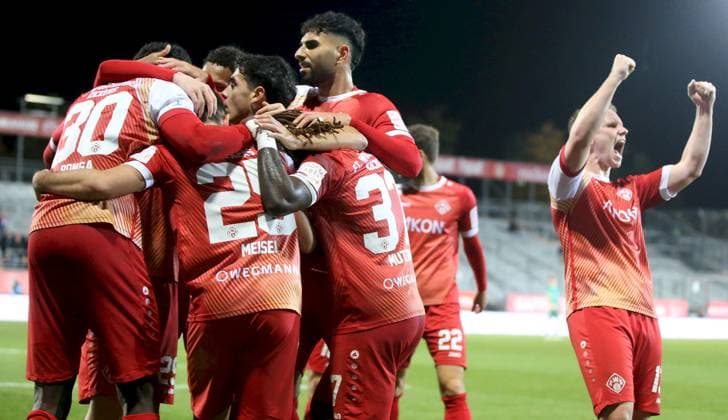 17 10 2025, xfsx, Herren, Fußball, Saison 2025 2026, Regionalliga Bayern, 14 Spieltag FC Wuerzburger Kickers SpVgg Greuther Fuerth II v li Spieler des FC Wuerzburger Kickers mit Torjubel, celebrate the goal, goal celebration, Jubel über das Tor zum 2 0 durch Dominik Meisel FC Wuerzburger Kickers Wuerzburg AKON ARENA Bayern Deutschland