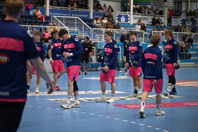 Germany, Handball, 2 Bundesliga, 8 Matchday, 2025 2026, TSV Bayer Dormagen vs HSG Krefeld Niederrhein, 17 10 2025, TSV Bayer Sportcenter, Dormagen, Germany, Team of Bayer Dormagen during warm up Copyright: xMarkusxVerwimpx