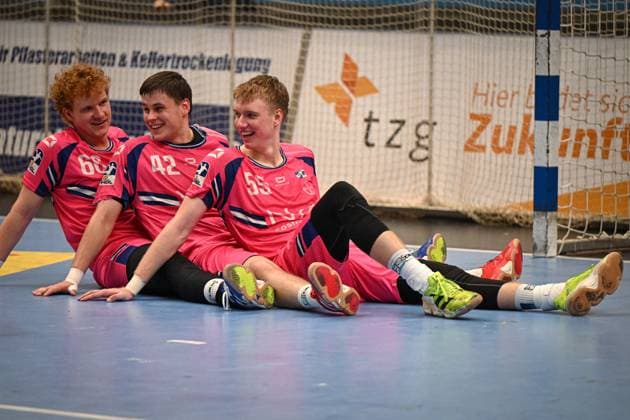 Germany, Handball, 2 Bundesliga, Matchday 8, 2025 2026, TSV Bayer Dormagen vs HSG Krefeld Niederrhein, 17 10 2025, TSV Bayer Sportcenter, Dormagen, Germany, Team of Bayer Dormagen celebrates the victory Copyright: xMarkusxVerwimpx