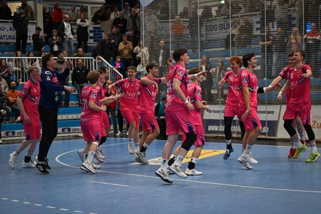 Germany, Handball, 2 Bundesliga, Matchday 8, 2025 2026, TSV Bayer Dormagen vs HSG Krefeld Niederrhein, 17 10 2025, TSV Bayer Sportcenter, Dormagen, Germany, Team of Bayer Dormagen celebrates the victory Copyright: xMarkusxVerwimpx