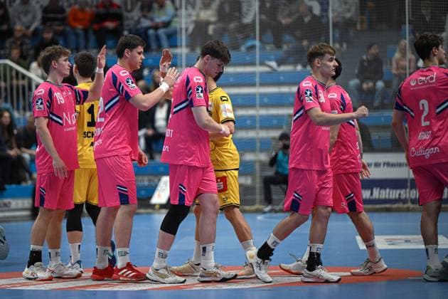 Germany, Handball, 2 Bundesliga, Matchday 8, 2025 2026, TSV Bayer Dormagen vs HSG Krefeld Niederrhein, 17 10 2025, TSV Bayer Sportcenter, Dormagen, Germany, Welcome of the teams Copyright: xMarkusxVerwimpx