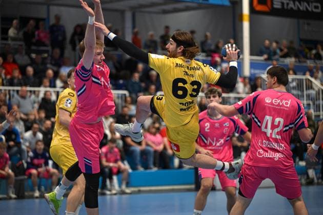 Germany, Handball, 2 Bundesliga, 8 Matchday, 2025 2026, TSV Bayer Dormagen vs HSG Krefeld Niederrhein, 17 10 2025, TSV Bayer Sportcenter, Dormagen, Germany, Julius Rose HSG Krefeld Niederrhein, 63 on goal throw Copyright: xMarkusxVerwimpx
