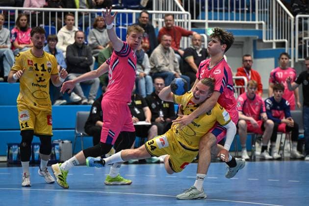 Germany, Handball, 2 Bundesliga, 8 Matchday, 2025 2026, TSV Bayer Dormagen vs HSG Krefeld Niederrhein, 17 10 2025, TSV Bayer Sportcenter, Dormagen, Germany, Jörn Persson HSG Krefeld Niederrhein, 34 is rudely stopped by Luca Krist TSV Bayer Dormagen, 2 Copyright: xMarkusxVerwimpx
