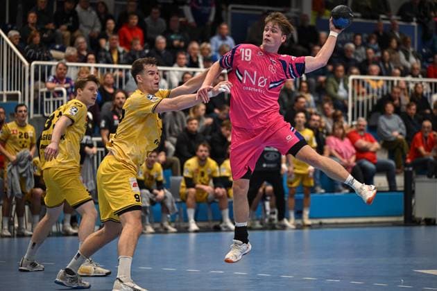 Germany, Handball, 2 Bundesliga, Matchday 8, 2025 2026, TSV Bayer Dormagen vs HSG Krefeld Niederrhein, 17 10 2025, TSV Bayer Sportcenter, Dormagen, Germany, Goal shot by Finn Schroven TSV Bayer Dormagen, 19 vs Matija Mircic HSG Krefeld Niederrhein, 97 Copyright: xMarkusxVerwimpx