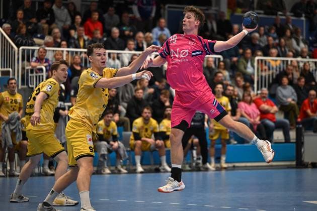 Germany, Handball, 2 Bundesliga, Matchday 8, 2025 2026, TSV Bayer Dormagen vs HSG Krefeld Niederrhein, 17 10 2025, TSV Bayer Sportcenter, Dormagen, Germany, Goal shot by Finn Schroven TSV Bayer Dormagen, 19 vs Matija Mircic HSG Krefeld Niederrhein, 97 Copyright: xMarkusxVerwimpx