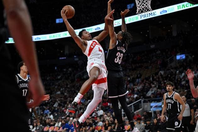 October 17, 2025, Toronto, On, Canada: Toronto Raptors Scottie Barnes (4) drives at Brooklyn Nets Nic Claxton (33) during first half NBA, Basketball Herren, USA preseason basketball action in Toronto on Friday, Oct. 17, 2025. Scottie Barnes, Nicolas Claxton  - ZUMAc35_ 20251017_zaf_c35_100 Copyright: xJonxBlackerx