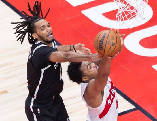 (251018) -- TORONTO, Oct. 18, 2025 -- Ziaire Williams (L) of Brooklyn Nets vies with Scottie Barnes of Toronto Raptors during the 2025-2026 NBA, Basketball Herren, USA preseason game between Toronto Raptors and Brooklyn Nets in Toronto, Canada, on Oct. 17, 2025. (Photo by Xinhua) (SP)CANADA-TORONTO-NBA-PRESEASON-NETS VS RAPTORS ZouxZheng 