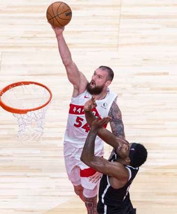 (251018) -- TORONTO, Oct. 18, 2025 -- Sandro Mamukelashvili (top) of Toronto Raptors goes up for a layup during the 2025-2026 NBA, Basketball Herren, USA preseason game between Toronto Raptors and Brooklyn Nets in Toronto, Canada, on Oct. 17, 2025. (Photo by Xinhua) (SP)CANADA-TORONTO-NBA-PRESEASON-NETS VS RAPTORS ZouxZheng 