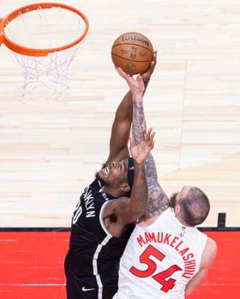 (251018) -- TORONTO, Oct. 18, 2025 -- Sandro Mamukelashvili (R) of Toronto Raptors vies with Day Ron Sharpe of Brooklyn Nets during the 2025-2026 NBA, Basketball Herren, USA preseason game between Toronto Raptors and Brooklyn Nets in Toronto, Canada, on Oct. 17, 2025. (Photo by Xinhua) (SP)CANADA-TORONTO-NBA-PRESEASON-NETS VS RAPTORS ZouxZheng 