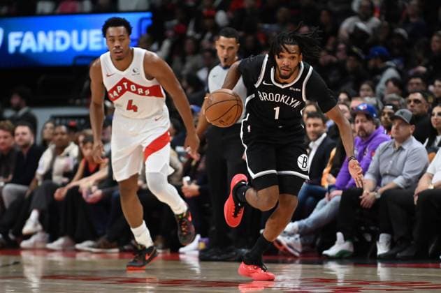 October 17, 2025, Toronto, On, Canada: Brooklyn Nets Ziaire Williams (1) breaks away up court after stealing the ball from Toronto Raptors Scottie Barnes (4) during second half NBA, Basketball Herren, USA basketball action in Toronto on Friday Oct. 17, 2025 Ziaire Williams, Scottie Barnes  - ZUMAc35_ 20251017_zaf_c35_153 Copyright: xJonxBlackerx