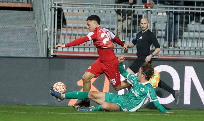 17 10 2025, xfsx, Men, Soccer, Season 2025 2026, Regionalliga Bayern, 14 Matchday FC Wuerzburger Kickers SpVgg Greuther Fuerth II v li Dion Berisha FC Wuerzburger Kickers , Nikolaos Vakouftsis SpVgg Greuther Fuerth II Wuerzburg AKON ARENA Bayern Germany
