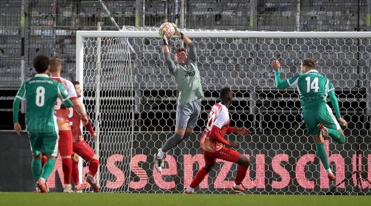 17 10 2025, xfsx, Men, Soccer, Season 2025 2026, Regionalliga Bayern, Matchday 14 FC Wuerzburger Kickers SpVgg Greuther Fuerth II v li Lucas Torres Farias SpVgg Greuther Fuerth II , Philipp Ochs FC Wuerzburger Kickers , Daniel Haegele FC Wuerzburger Kickers , Johann Hipper FC Wuerzburger Kickers , Tarsis Bonga FC Wuerzburger Kickers , Yannick Scholz SpVgg Greuther Fuerth II Wuerzburg AKON ARENA Bayern Germany