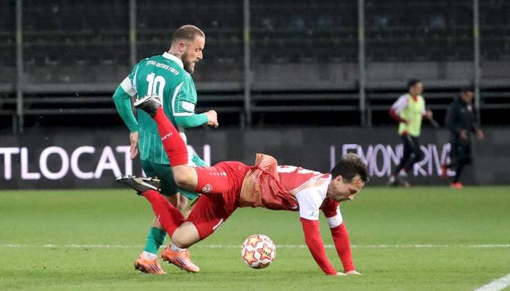 17 10 2025, xfsx, Men, Soccer, Season 2025 2026, Regionalliga Bayern, 14 Matchday FC Wuerzburger Kickers SpVgg Greuther Fuerth II v li Daniel Adlung SpVgg Greuther Fuerth II , Peter Kurzweg FC Wuerzburger Kickers Wuerzburg AKON ARENA Bayern Germany