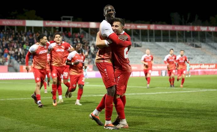 17 10 2025, xfsx, Herren, Fußball, Saison 2025 2026, Regionalliga Bayern, 14 Spieltag FC Wuerzburger Kickers SpVgg Greuther Fuerth II v li Spieler des FC Wuerzburger Kickers mit Torjubel, celebrate the goal, goal celebration, Jubel über das Tor zum 2 0 durchh Dominik Meisel FC Wuerzburger Kickers Wuerzburg AKON ARENA Bayern Deutschland