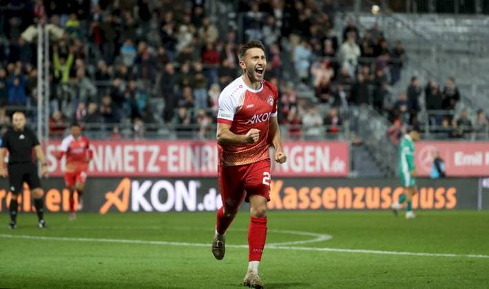 17 10 2025, xfsx, Herren, Fußball, Saison 2025 2026, Regionalliga Bayern, 14 Spieltag FC Wuerzburger Kickers SpVgg Greuther Fuerth II v li Dominik Meisel FC Wuerzburger Kickers mit Torjubel, celebrate the goal, goal celebration, Jubel über das Tor zum 2 0, Freisteller, Einzelbild, Aktion Wuerzburg AKON ARENA Bayern Deutschland
