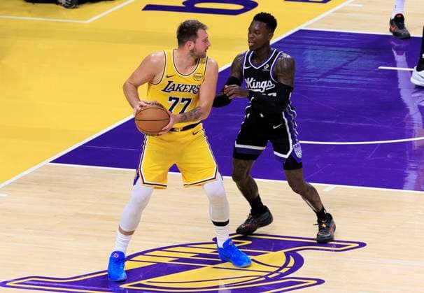 October 17, 2025, Los Angeles, California, USA: Luka Doncic 77 of the Los Angeles Lakers receives the ball as Dennis Schroder 17 of the Sacramento Kings defends during their preseason NBA, Basketball Herren, USA game on Friday October 17, 2025 at Crypto.com Arena in Los Angeles, California. ARIANA RUIZ PI Los Angeles USA - ZUMAp124 20251017_zaa_p124_055 Copyright: xArianaxRuizx