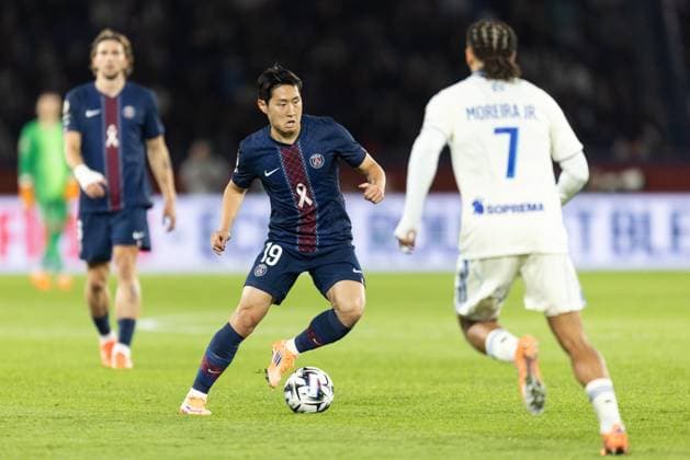 Paris Saint-Germain FC v RC Strasbourg Alsace - Ligue 1 McDonald s Kangin Lee of Paris Saint-Germain (C) participates in the French L1 football match between Paris Saint-Germain (PSG) and RC Strasbourg Alsace at the Parc des Princes Stadium. Paris France  Copyright: xIbrahimxEzzatx originalFilename:ezzat-notitle251017_np5xZ.jpg
