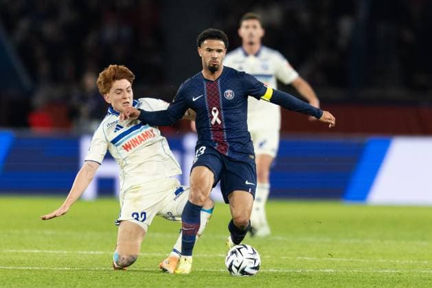 Paris Saint-Germain FC v RC Strasbourg Alsace - Ligue 1 McDonald s Valentin Barco of RC Strasbourg Alsace and Warren Zaire-Emery of Paris Saint-Germain participate in the French L1 football match between Paris Saint-Germain and RC Strasbourg Alsace at the Parc des Princes Stadium. Paris France  Copyright: xIbrahimxEzzatx originalFilename:ezzat-notitle251017_np9G1.jpg