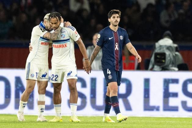 Paris Saint-Germain FC v RC Strasbourg Alsace - Ligue 1 McDonald s Guela Doue of RC Strasbourg Alsace celebrates his goal with Julio Cesar Enciso Espinola of RC Strasbourg Alsace during the French L1 football match between Paris Saint-Germain (PSG) and RC Strasbourg Alsace at the Parc des Princes Stadium. Paris France  Copyright: xIbrahimxEzzatx originalFilename:ezzat-notitle251017_nppDo.jpg