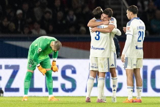 Paris Saint-Germain FC v RC Strasbourg Alsace - Ligue 1 McDonald s RC Strasbourg Alsace players celebrate after scoring a goal during the French L1 football match between Paris Saint-Germain (PSG) and RC Strasbourg Alsace at the Parc des Princes Stadium. Paris France  Copyright: xIbrahimxEzzatx originalFilename:ezzat-notitle251017_npxOu.jpg