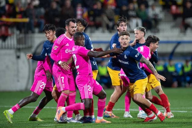 Andorra CF v Granada CF - LaLiga Hypermotion Players are in action in the La Liga Hypermotion match between FC Andorra and Granada CF at New la FAF Stadium in Encamp, Andorra, on October 17, 2025. Andorra Andorra  Copyright: xWalterxCunhax originalFilename:cunhacarvalho-notitle251017_npAxq.jpg