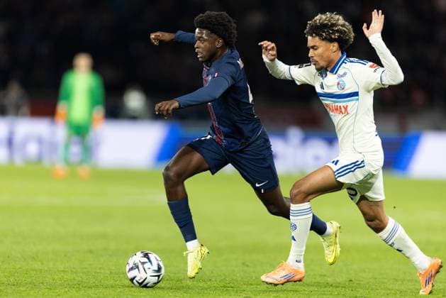 Paris Saint-Germain FC v RC Strasbourg Alsace - Ligue 1 McDonald s Quentin Ndjantou Mbitcha of Paris Saint-Germain (L) and Felix Lemarechal of RC Strasbourg Alsace (R) participate in the French L1 football match between Paris Saint-Germain (PSG) and RC Strasbourg Alsace at the Parc des Princes Stadium. Paris France  Copyright: xIbrahimxEzzatx originalFilename:ezzat-notitle251017_npg1U.jpg