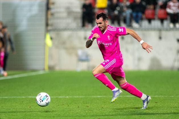 Andorra CF v Granada CF - LaLiga Hypermotion Alex Sola of Granada CF is in action during the La Liga Hypermotion 25-26 match between FC Andorra and Granada CF at Nou Estadi de la FAF in Encamp, Andorra, on October 17, 2025. Andorra Andorra  Copyright: xMartinxSilvaxCosentinox originalFilename:silvacosentino-lexsolao251017_nps1s.jpg