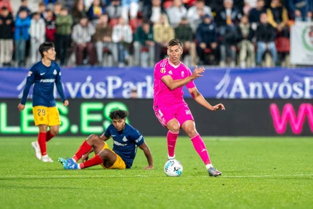 Andorra CF v Granada CF - LaLiga Hypermotion Players are in action during the LaLiga Hypermotion 2025-2026 match between FC Andorra and Granada CF at Estadi de la FAF in Encamp, Andorra, on October 17, 2025. Andorra Andorra  Copyright: xMartinxSilvaxCosentinox originalFilename:silvacosentino-playersi251017_npe8h.jpg