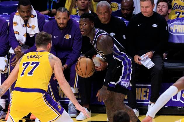 October 17, 2025, Los Angeles, California, USA: Dennis Schroder 17 of the Sacramento Kings prepares to pass the ball as Luka Doncic 77 of the Los Angeles Lakers defends during their preseason NBA, Basketball Herren, USA game on Friday October 17, 2025 at Crypto.com Arena in Los Angeles, California. Lakers lose to Kings, 116-117. ARIANA RUIZ PI Los Angeles USA - ZUMAp124 20251017_zaa_p124_091 Copyright: xArianaxRuizx