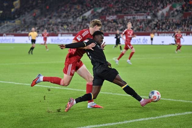 Christian Conteh Eintracht Braunschweig , re , against Jesper Daland Fortuna Duesseldorf 17 10 2025, Soccer 2 Bundesliga, Season 2025 2026, 9 Matchday, Fortuna Düsseldorf Eintracht Braunschweig 1 2 DFL regulations prohibit any use of photographs as image sequences and or quasi video Duesseldorf Nordrhein Westfalen Germany Team2