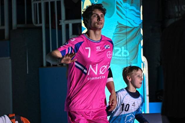 Germany, Handball, 2 Bundesliga, 8 Matchday, 2025 2026, TSV Bayer Dormagen vs HSG Krefeld Niederrhein, 17 10 2025, TSV Bayer Sportcenter, Dormagen, Germany, Krischa Leis TSV Bayer Dormagen, 7 with run-in child Copyright: xMarkusxVerwimpx