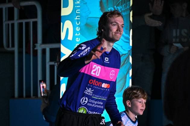 Germany, Handball, 2 Bundesliga, 8 Matchday, 2025 2026, TSV Bayer Dormagen vs. HSG Krefeld Niederrhein, 17 10 2025, TSV Bayer Sportcenter, Dormagen, Germany, Christian Simonsen TSV Bayer Dormagen, 20 with run-in child Copyright: xMarkusxVerwimpx