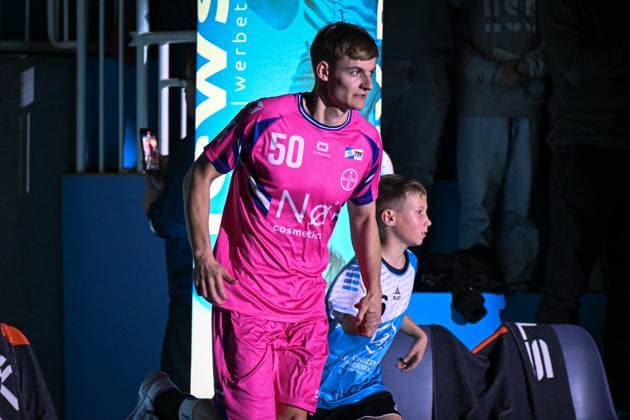 Germany, Handball, 2 Bundesliga, 8 Matchday, 2025 2026, TSV Bayer Dormagen vs. HSG Krefeld Niederrhein, 17 10 2025, TSV Bayer Sportcenter, Dormagen, Germany, Luis Pauli TSV Bayer Dormagen, 50 with run-in child Copyright: xMarkusxVerwimpx