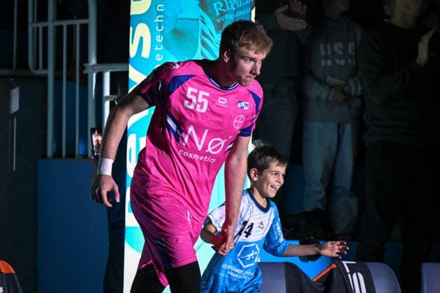 Germany, Handball, 2 Bundesliga, 8 Matchday, 2025 2026, TSV Bayer Dormagen vs. HSG Krefeld Niederrhein, 17 10 2025, TSV Bayer Sportcenter, Dormagen, Germany, Frederik Sondermann TSV Bayer Dormagen, 55 with run-in child Copyright: xMarkusxVerwimpx