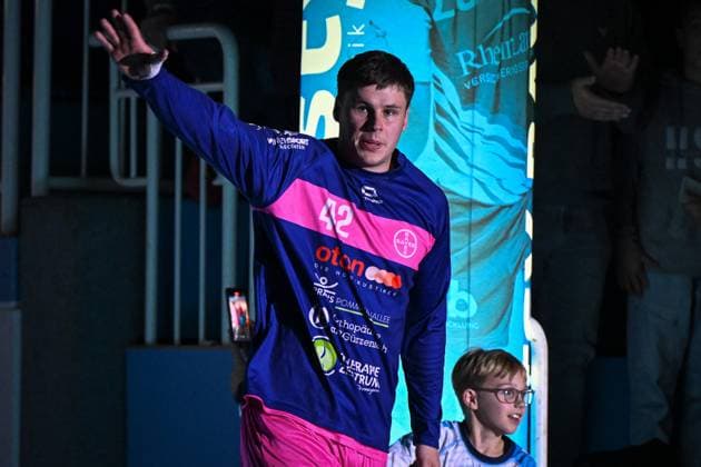 Germany, Handball, 2 Bundesliga, 8 Matchday, 2025 2026, TSV Bayer Dormagen vs HSG Krefeld Niederrhein, 17 10 2025, TSV Bayer Sportcenter, Dormagen, Germany, Jan Schmidt TSV Bayer Dormagen, 42 with run-in child Copyright: xMarkusxVerwimpx