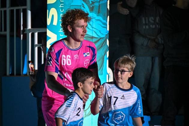 Germany, Handball, 2 Bundesliga, 8 Matchday, 2025 2026, TSV Bayer Dormagen vs HSG Krefeld Niederrhein, 17 10 2025, TSV Bayer Sportcenter, Dormagen, Germany, Julius Hein TSV Bayer Dormagen, 66 with run-in children Copyright: xMarkusxVerwimpx