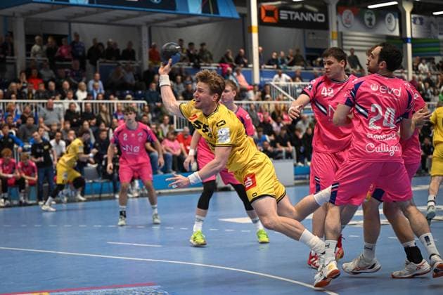 Germany, Handball, 2 Bundesliga, 8 Matchday, 2025 2026, TSV Bayer Dormagen vs HSG Krefeld Niederrhein, 17 10 2025, TSV Bayer Sportcenter, Dormagen, Germany, Niklas Ingenpaß HSG Krefeld Niederrhein, 55 on goal throw Copyright: xMarkusxVerwimpx
