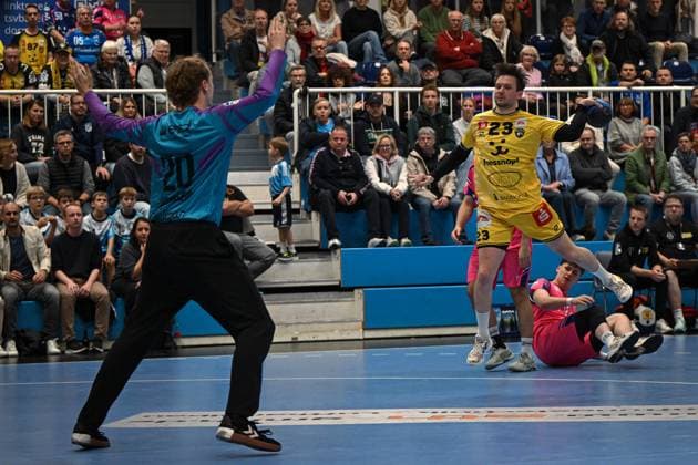 Germany, Handball, 2 Bundesliga, 8 Matchday, 2025 2026, TSV Bayer Dormagen vs HSG Krefeld Niederrhein, 17 10 2025, TSV Bayer Sportcenter, Dormagen, Germany, Mike Schulz HSG Krefeld Niederrhein, 23 on goal throw Copyright: xMarkusxVerwimpx