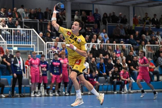 Germany, Handball, 2 Bundesliga, 8 Matchday, 2025 2026, TSV Bayer Dormagen vs HSG Krefeld Niederrhein, 17 10 2025, TSV Bayer Sportcenter, Dormagen, Germany, Cedric Marquardt HSG Krefeld Niederrhein, 24 on goal throw Copyright: xMarkusxVerwimpx