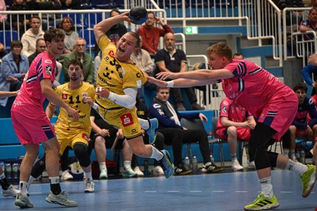 Germany, Handball, 2 Bundesliga, Matchday 8, 2025 2026, TSV Bayer Dormagen vs HSG Krefeld Niederrhein, 17 10 2025, TSV Bayer Sportcenter, Dormagen, Germany, Jörn Persson HSG Krefeld Niederrhein, 34 asserts himself and throws on goal Copyright: xMarkusxVerwimpx