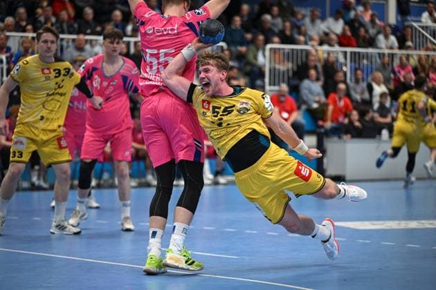 Germany, Handball, 2 Bundesliga, 8 Matchday, 2025 2026, TSV Bayer Dormagen vs HSG Krefeld Niederrhein, 17 10 2025, TSV Bayer Sportcenter, Dormagen, Germany, Drop shot by Niklas Ingenpaß HSG Krefeld Niederrhein, 55 Copyright: xMarkusxVerwimpx