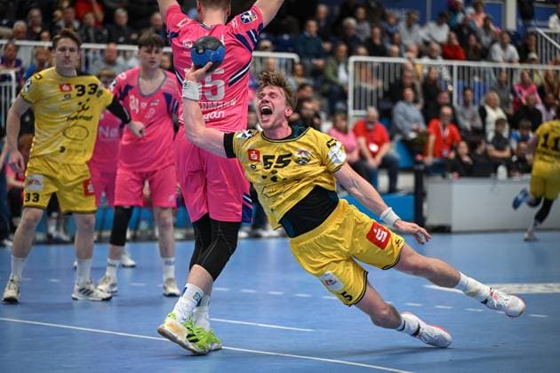 Germany, Handball, 2 Bundesliga, Matchday 8, 2025 2026, TSV Bayer Dormagen vs HSG Krefeld Niederrhein, 17 10 2025, TSV Bayer Sportcenter, Dormagen, Germany, Niklas Ingenpaß HSG Krefeld Niederrhein, 55 throws at the hosts goal in the fall Copyright: xMarkusxVerwimpx