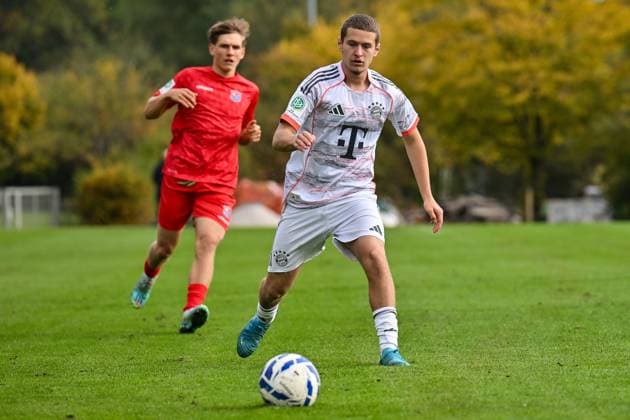 DFB U19 Nachwuchsliga SpVgg Unterhaching FC Bayern München U19 18 10 2025 on the ball Yll GASHI FC Bayern München U19 9 U19 DFB Nachwuchsliga SpVgg Unterhaching FC Bayern München Sportschule Oberhaching on 18 10 2025 Copyright: xBEAUTIFULxSPORTS Goldbergx
