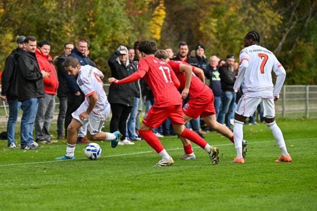 DFB U19 Nachwuchsliga SpVgg Unterhaching FC Bayern München U19 18 10 2025 from l Yll GASHI FC Bayern München U19 9 , Moritz BRONNER SpVgg Unterhaching U19 17 , Marinus SPANN SpVgg Unterhaching U19 8 and Uzorchukwu Frank EGWUATU FC Bayern München 7 Zweikampf U19 DFB Nachwuchsliga SpVgg Unterhaching FC Bayern München Sportschule Oberhaching on 18 10 2025 Copyright: xBEAUTIFULxSPORTS Goldbergx