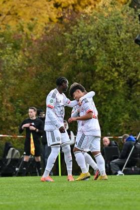 DFB U19 Nachwuchsliga SpVgg Unterhaching FC Bayern München U19 18 10 2025 The visitors cheer after Maycon Douglas NORMANHA CAROZO FC Bayern München U19 11 Goal Goalscorer Joy Happy U19 DFB Nachwuchsliga SpVgg Unterhaching FC Bayern München Sportschule Oberhaching on 18 10 2025 Copyright: xBEAUTIFULxSPORTS Goldbergx