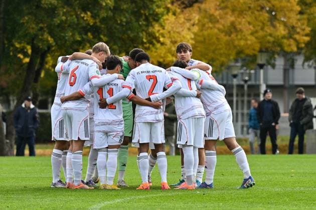 DFB U19 Nachwuchsliga SpVgg Unterhaching FC Bayern München U19 18 10 2025 The players of the little Bavarians motivate themselves again before the match U19 DFB Nachwuchsliga SpVgg Unterhaching FC Bayern München Sportschule Oberhaching on 18 10 2025 Copyright: xBEAUTIFULxSPORTS Goldbergx