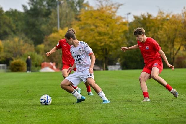 DFB U19 Nachwuchsliga SpVgg Unterhaching FC Bayern München U19 18 10 2025 in duel Yll GASHI FC Bayern München U19 9 and Marinus SPANN SpVgg Unterhaching U19 8 duel U19 DFB Nachwuchsliga SpVgg Unterhaching FC Bayern München Sportschule Oberhaching on 18 10 2025 Copyright: xBEAUTIFULxSPORTS Goldbergx