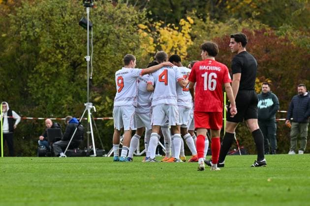 DFB U19 Nachwuchsliga SpVgg Unterhaching FC Bayern München U19 18 10 2025 The visitors cheer after Maycon Douglas NORMANHA CAROZO FC Bayern München U19 11 Goal Goalscorer Joy Happy U19 DFB Nachwuchsliga SpVgg Unterhaching FC Bayern München Sportschule Oberhaching on 18 10 2025 Copyright: xBEAUTIFULxSPORTS Goldbergx