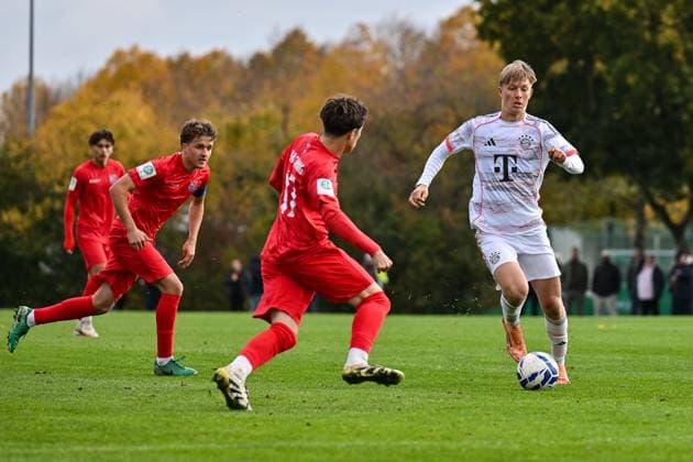 DFB U19 Nachwuchsliga SpVgg Unterhaching FC Bayern München U19 18 10 2025 in duel Moritz BRONNER SpVgg Unterhaching U19 17 and Leopold SCHMID FC Bayern München 6 duel U19 DFB Nachwuchsliga SpVgg Unterhaching FC Bayern München Sportschule Oberhaching on 18 10 2025 Copyright: xBEAUTIFULxSPORTS Goldbergx